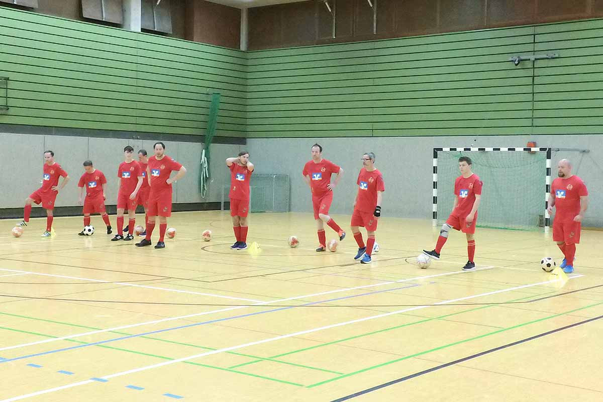 Abbildung zeigt: Gemeinsames Training in der Jugendanstalt Hameln - Spieler und Häftlinge auf dem Platz.