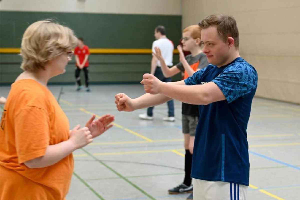 Selbstverteidigungstraining mit Trainer Roland Magg: Die Kickers lernen Konfliktbewältigung und Sicherheitsmaßnahmen.