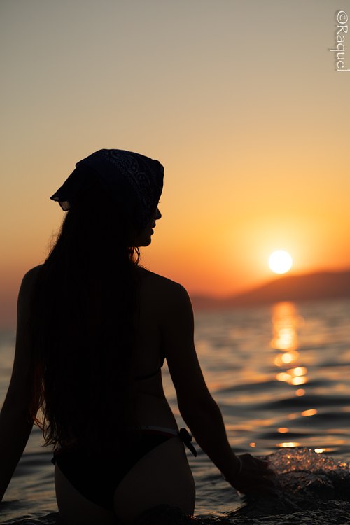 Profil d'une femme dans la mer au coucher du soleil à Hyères dans le Var.