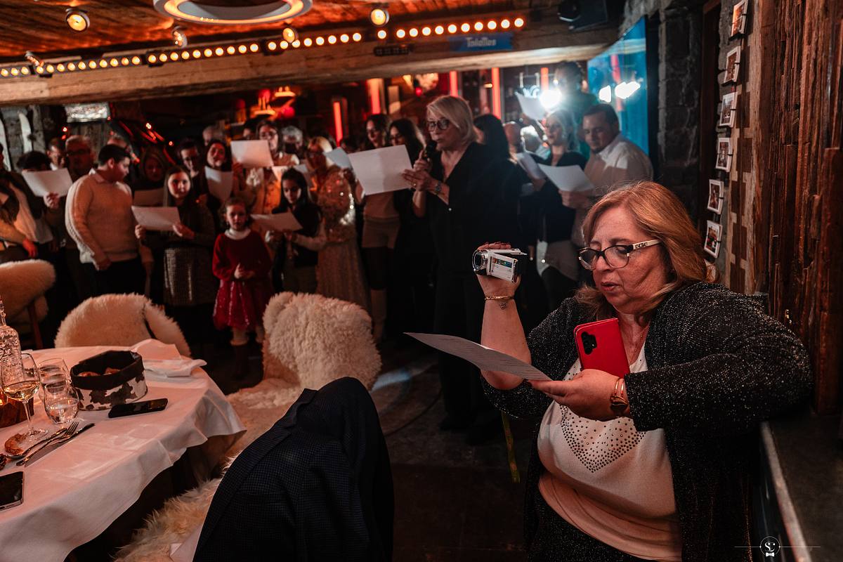 Cocktail et Soir&eacute;e de Mariage avec les invit&eacute;s et les mari&eacute;s qui s'amusent, sourient, s'embrassent et dansent. Les Rhodos La Clusaz Sebastien Clavel Photographe Mariage Lyon
