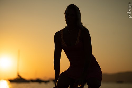 Portrait d’une femme en silhouette au coucher du soleil à Hyères, réalisé en lumière naturelle.