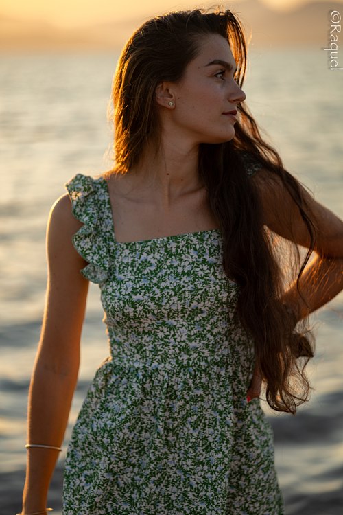 Portrait naturel d’une femme au bord de la mer à l’Almanarre, Hyères