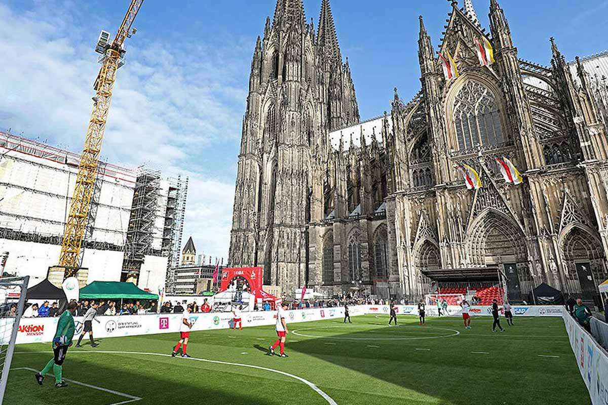 Bild von den beeindruckenden Fußball-Inklusionstagen 2022 in Köln - Sportlerinnen und Sportler vor dem Kölner Dom, präsentiert von der Sepp-Herberger-Stiftung.