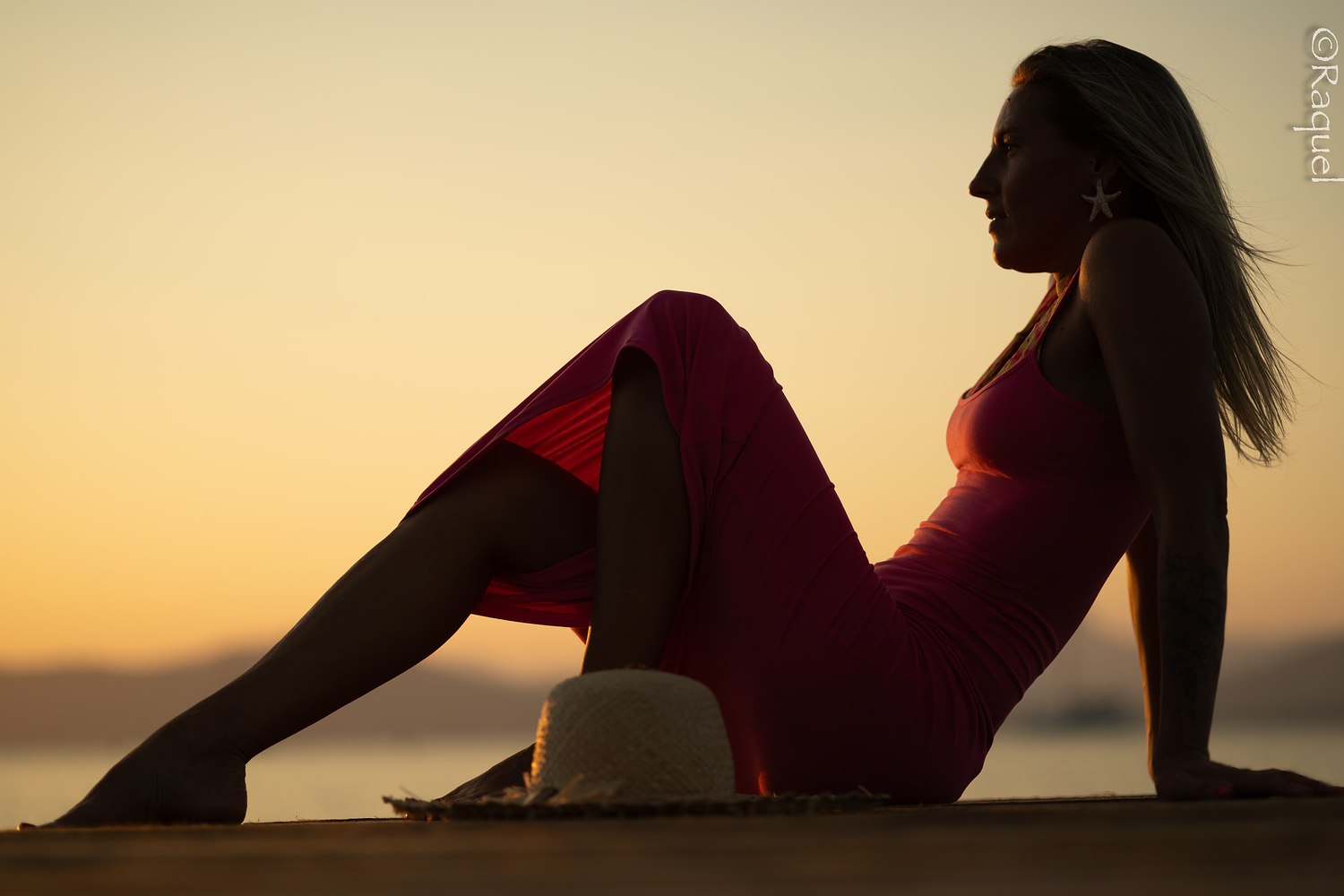 Portrait de femme en robe rose sur un ponton au coucher du soleil à Hyères