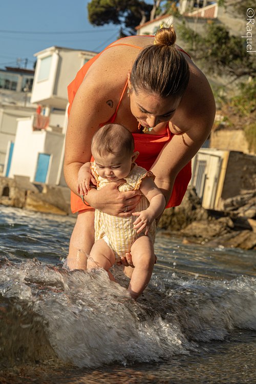 Bébé découvrant les vagues avec sa maman lors d'une séance photo sur une plage de Toulon