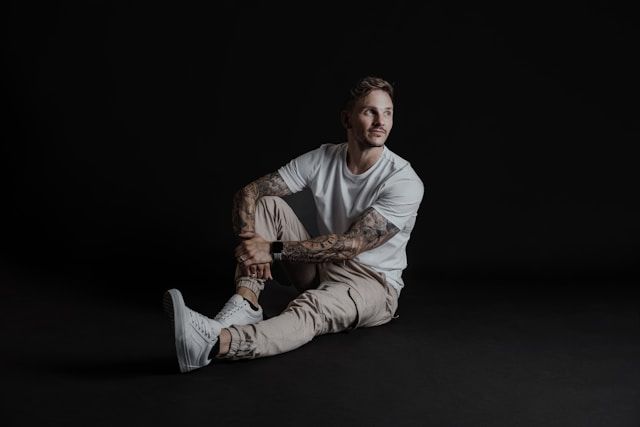 Obraz przedstawiający pozującego modela