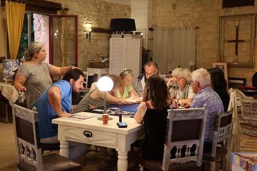 Soirée jeux de société dans le grand salon du Château Ludique de Saint-Chamarand, Lot