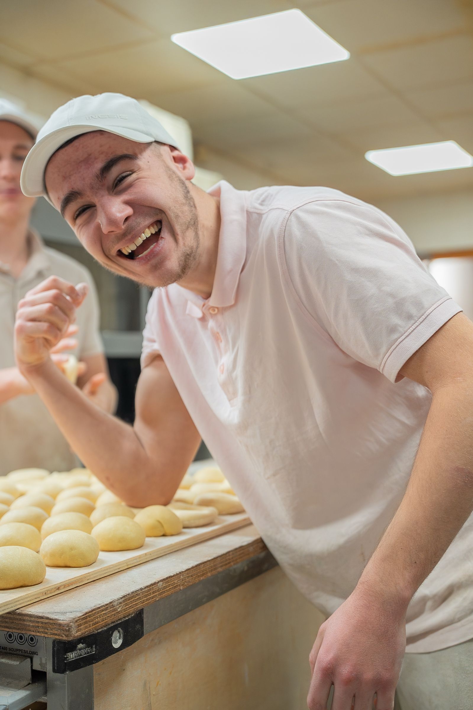 Artisan riant pendant un reportage photo en Dr&ocirc;me