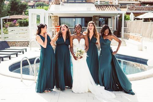 "gruppo di sposa e damigelle davanti alla piscina"