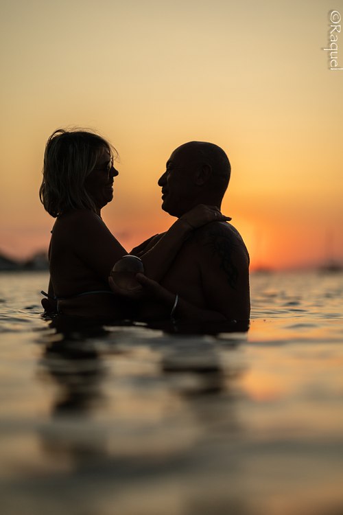 Silhouette d’un couple au coucher du soleil sur une plage de Hyères lors d’une séance photo lifestyle.