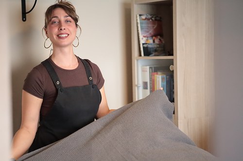 Elisabeth, praticienne de Massages Intuitifs, pendant une séance de massage bien-être.