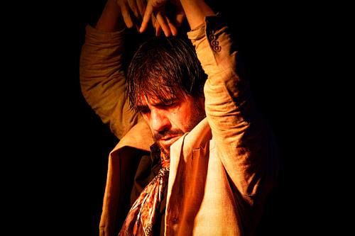 L'abandon du danseur levant le bras pendant une danse flamenca à Malaga