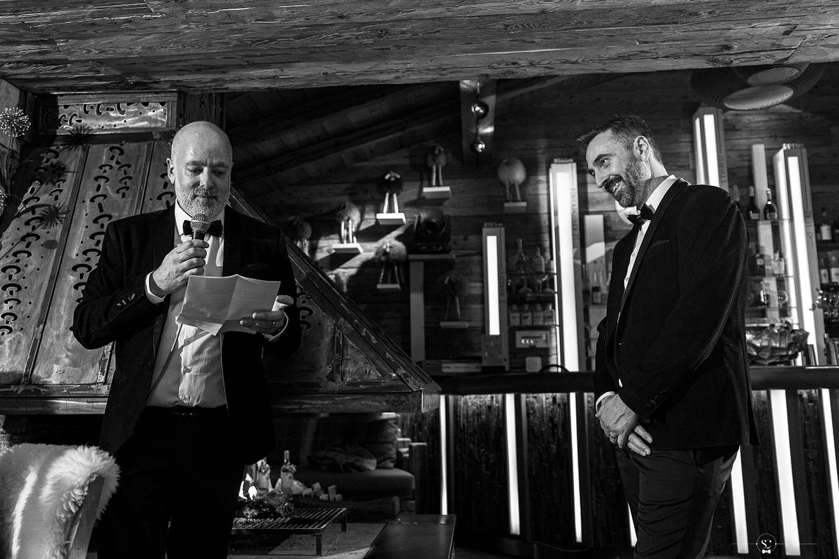 Cocktail et Soir&eacute;e de Mariage avec les invit&eacute;s et les mari&eacute;s qui s'amusent et sourient. Les Rhodos La Clusaz Sebastien Clavel Photographe Mariage Lyon