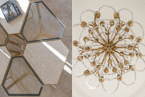 Détail d’un lustre en cristal et d’une table basse en marbre à motifs hexagonaux dans un appartement haussmannien de 1880 à la Place de l’Etoile, Paris. Photographie d’architecture intérieure par Nicolas Karadimos.