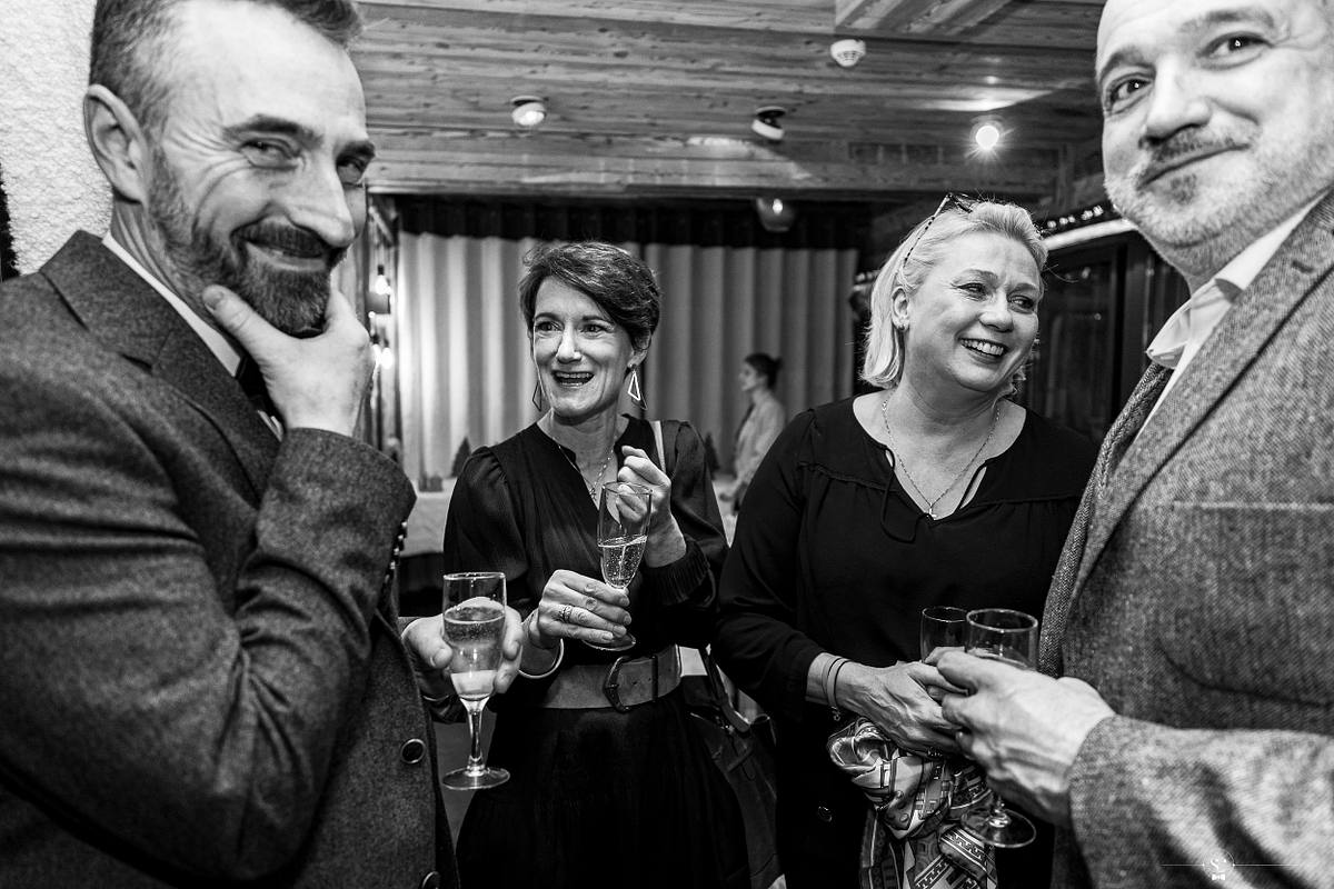 Cocktail et Soir&eacute;e de Mariage avec les invit&eacute;s et les mari&eacute;s qui s'amusent et sourient. Les Rhodos La Clusaz Sebastien Clavel Photographe Mariage Lyon