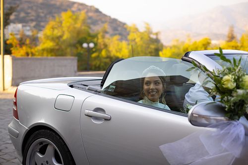 Novia llegando a la iglesia en auto convertible  - Fotografía de boda Santiago