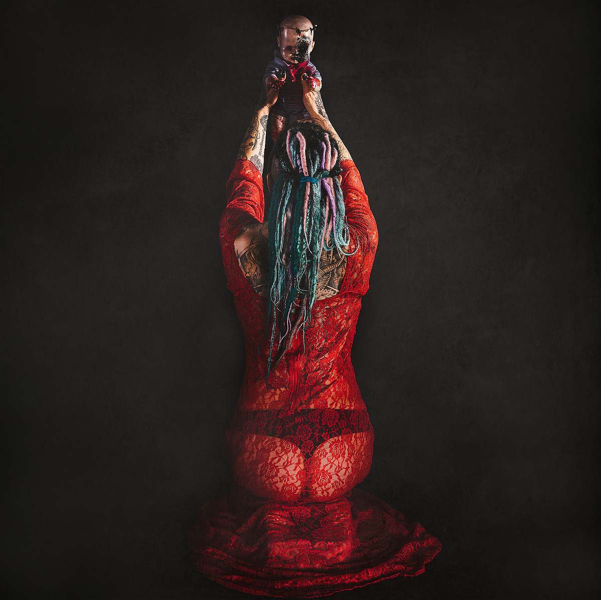 photo tarot Red Witch, sorci&egrave;re avec poup&eacute;e ensanglant&eacute;e en rituel de purification occulte