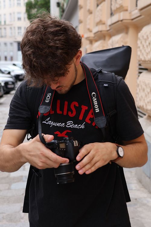 Hey! Mein Name ist Emanuel, ich bin ein 20-j&auml;hriger Fotograf und lebe in der N&auml;he von Wien. Ich habe das Fotografieren vor zwei Jahren f&uuml;r mich entdeckt und jetzt begleitet mich meine Kamera &uuml;berall hin.