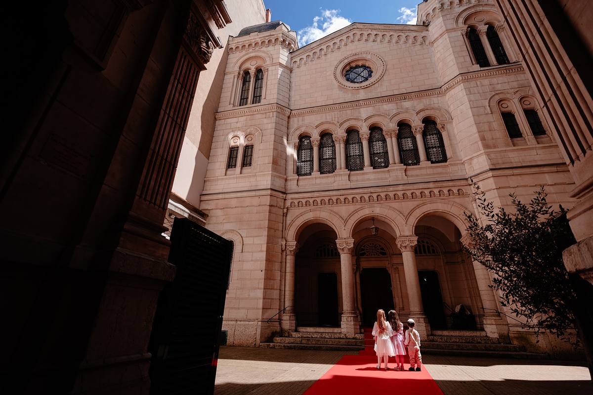 Enfants devant la synagogue pour la c&eacute;r&eacute;monie de mariage