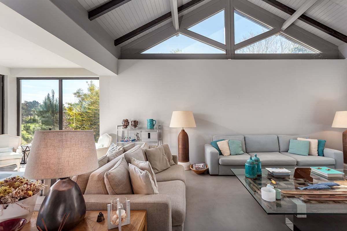 Fotografia de interiores de moradia T3 na Comporta com luz natural e homestaging