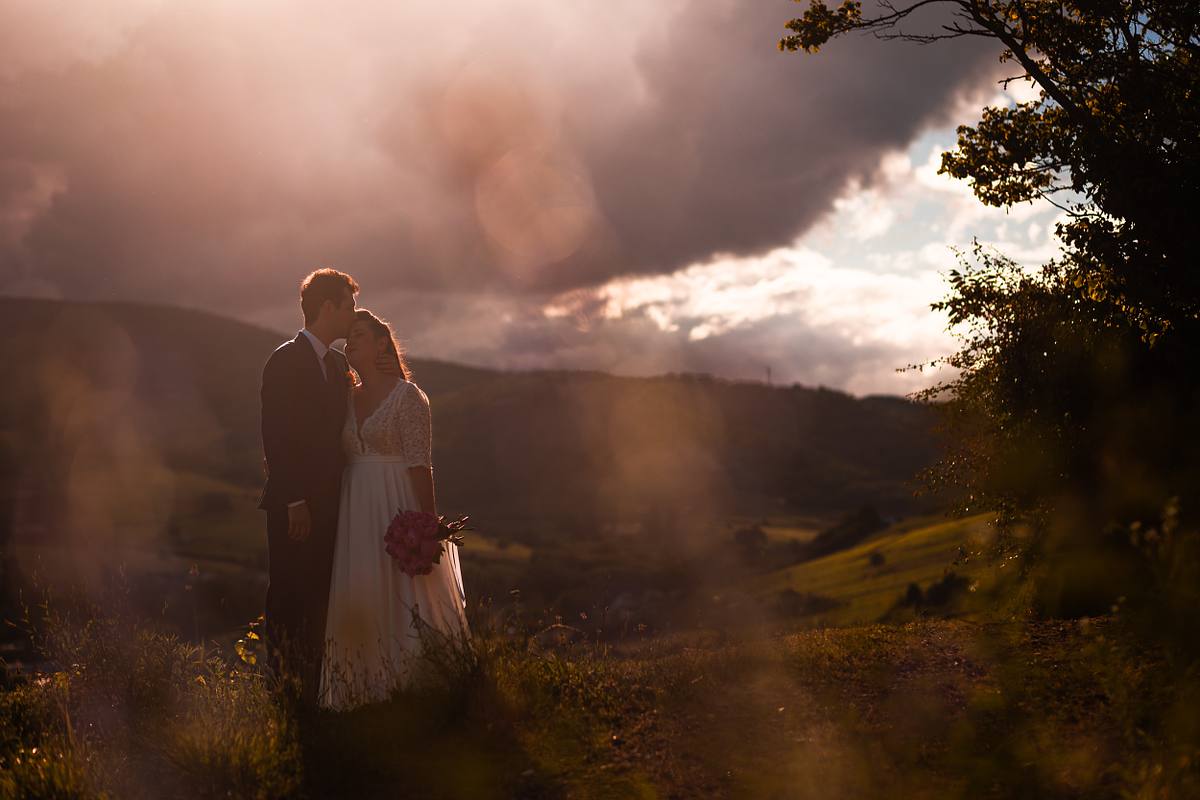 Couple de mariés au Domaine de Vavril dans les paysages du Beaujolais