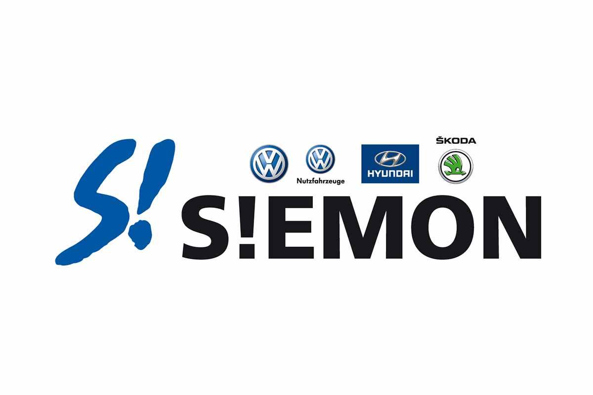 Dank Autohaus Simon: Spieler präsentieren stolz ihre neuen Trikots