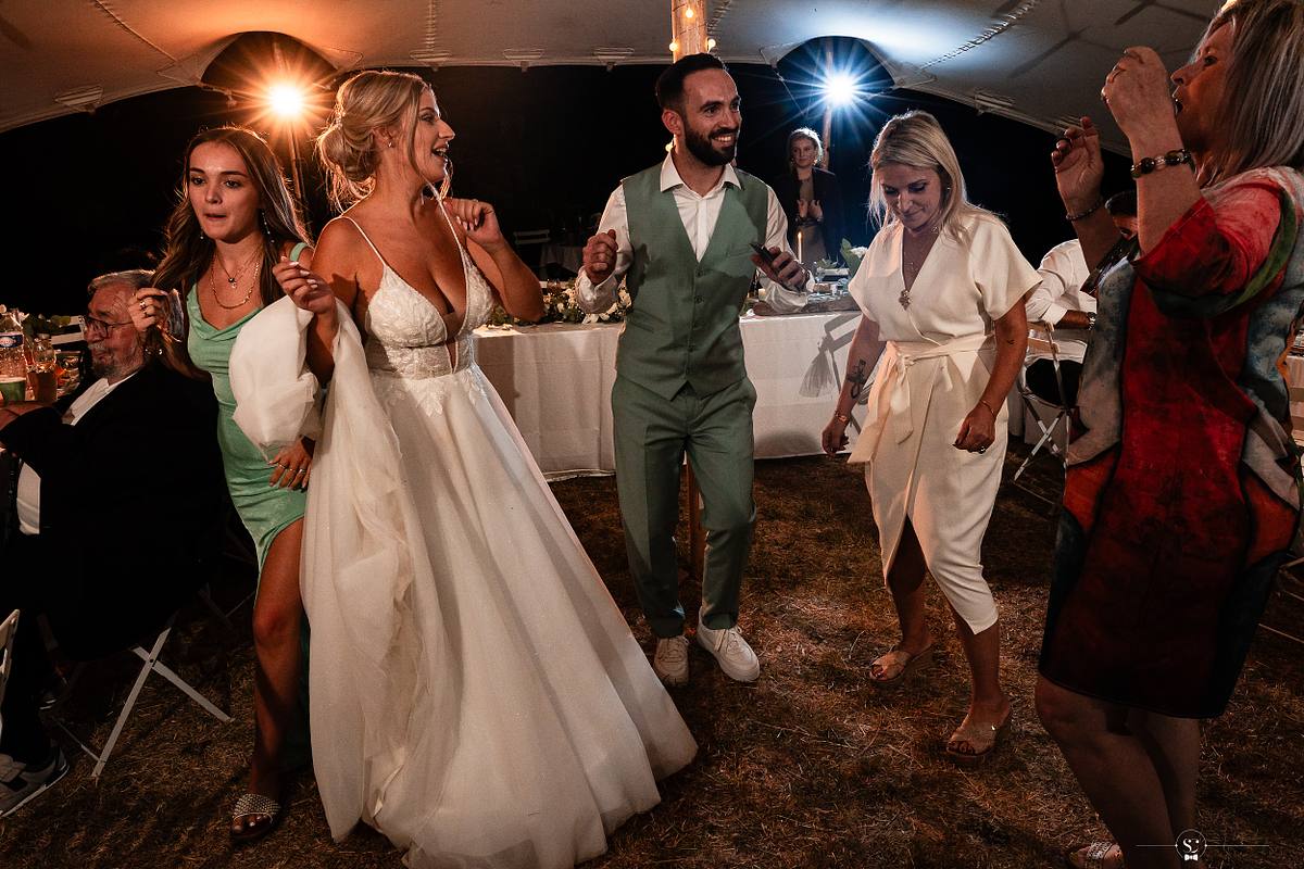 Soir&eacute;e dansante sous la tente apr&egrave;s la C&eacute;r&eacute;monie La&iuml;que sous le soleil de Sommi&egrave;res. Mariage N&icirc;mes - Occitanie. Sebastien Clavel Photographe Mariage Lyon