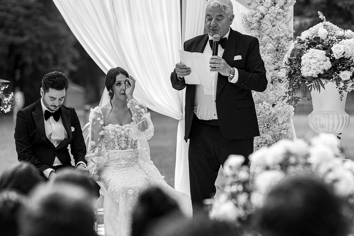P&egrave;re de la mari&eacute;e livrant un discours &eacute;mouvant, larmes de joie et fleurs blanches au Pavillon Casino Lyon Vert