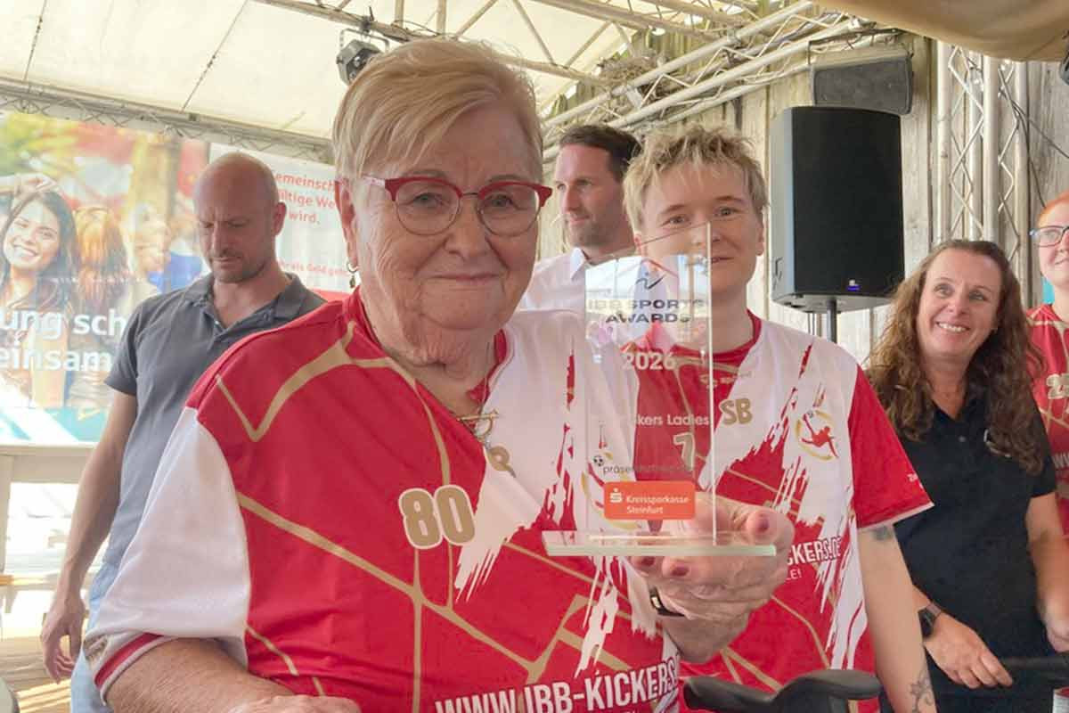 Oma Gunda hält stolz die Auszeichnung hoch