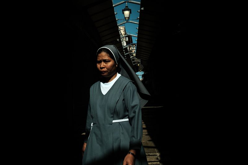 Chiaroscuro Photography: Using Hard Light on the Street