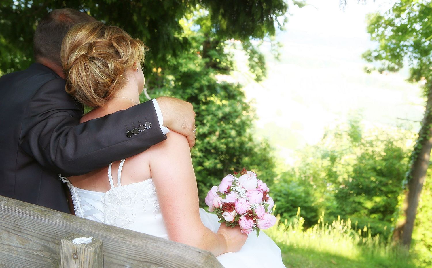 Brautpaar bei einer Hochzeit in der Steiermark &ndash; Hochzeitsfotografie von MP Weddings