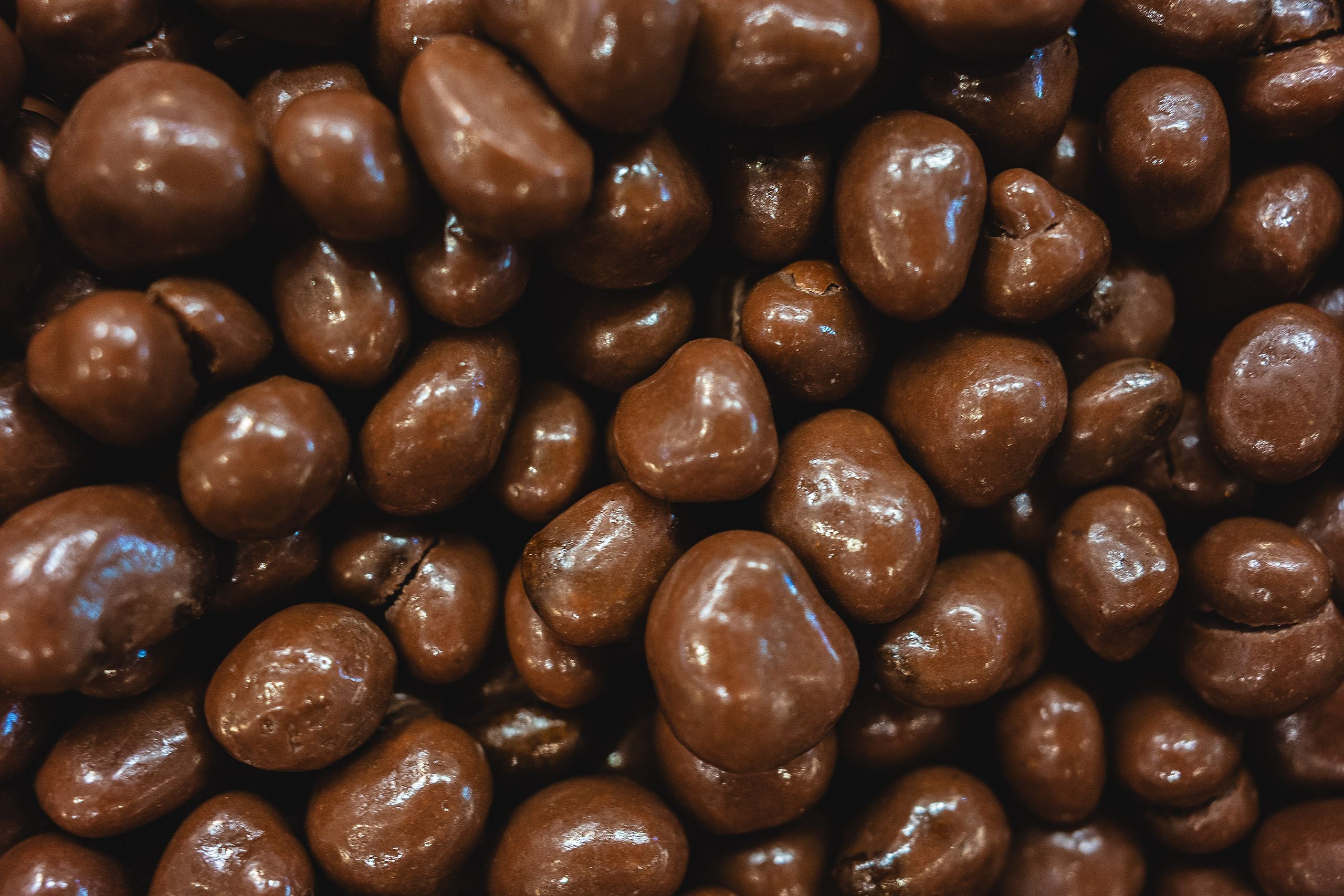 Gros plan sur des billes de chocolat noir