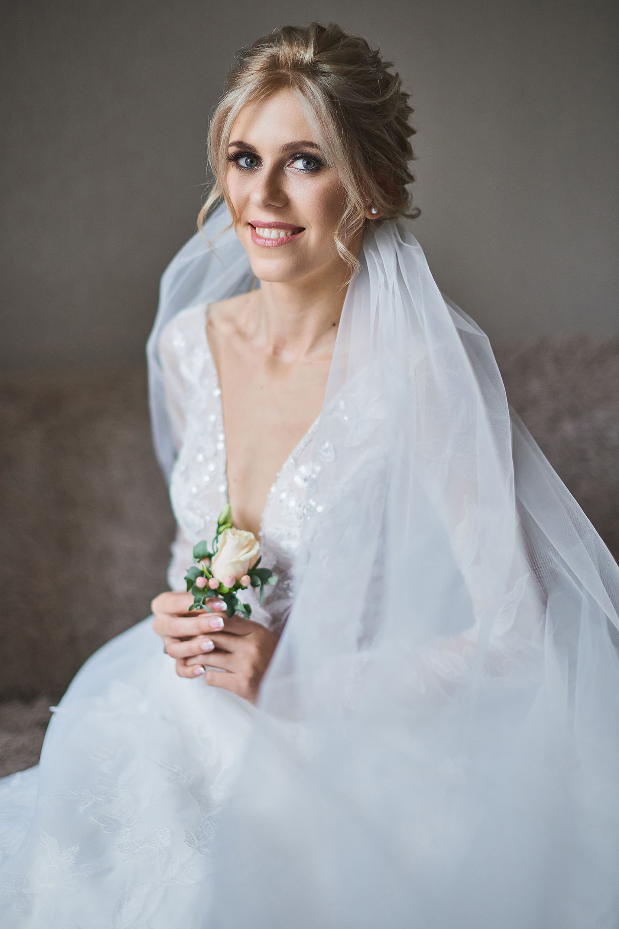 Elegant bridal portrait with white veil and bouquet