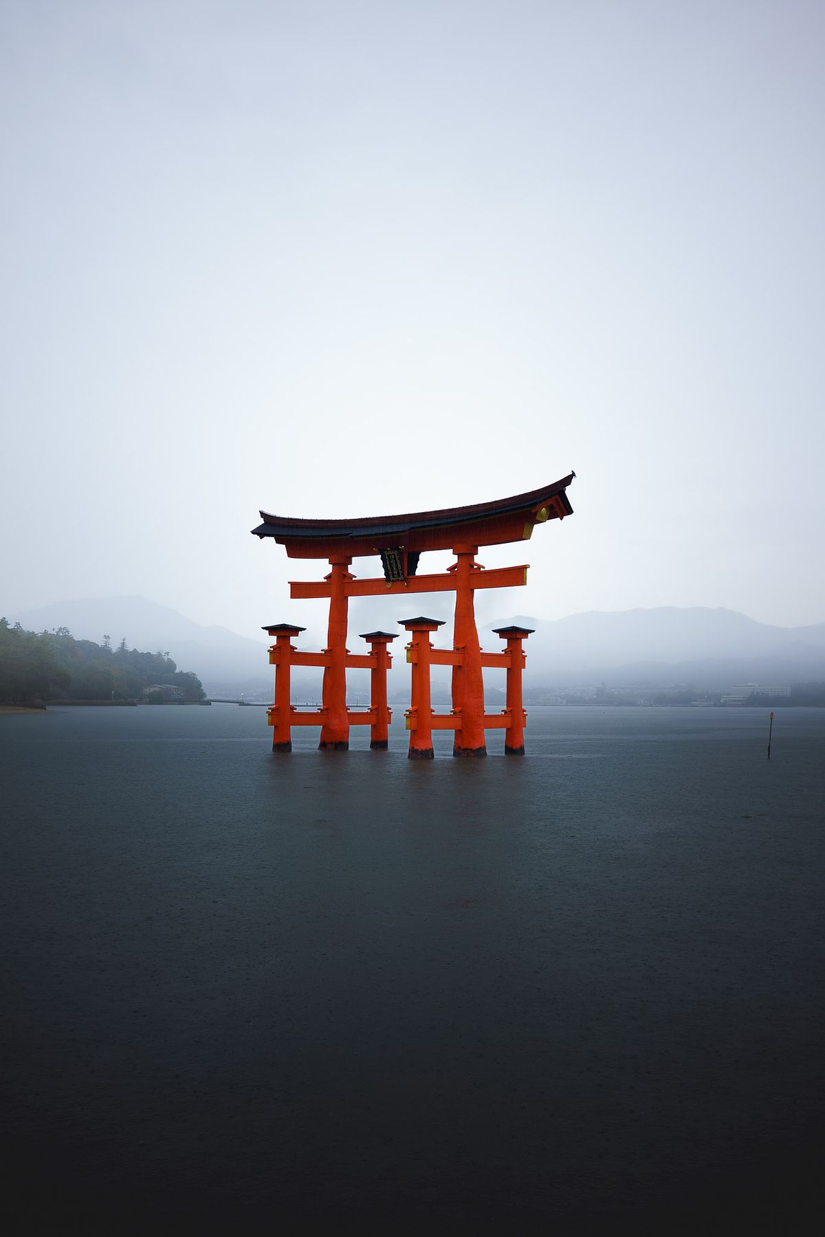 Le torii flottant de Miyajima plant&eacute; dans la mer &agrave; mar&eacute;e haute