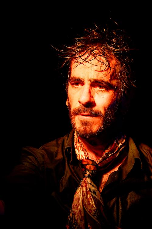 Lumière envahissant le visage d'un danseur de flamenco