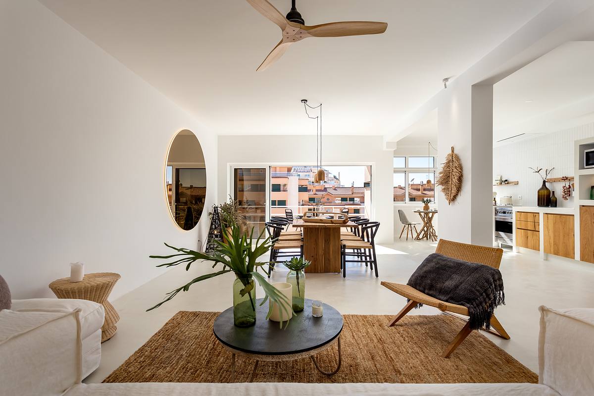 Sala de estar de apartamento T2 na Guia em Cascais com luz natural e ambiente contempor&acirc;neo