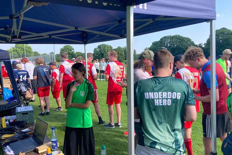 Fu&szlig;ball-Jahrmarkt, Inklusion und Tierschutz: Ibb-Kickers beim Underdog Heroes-Cup