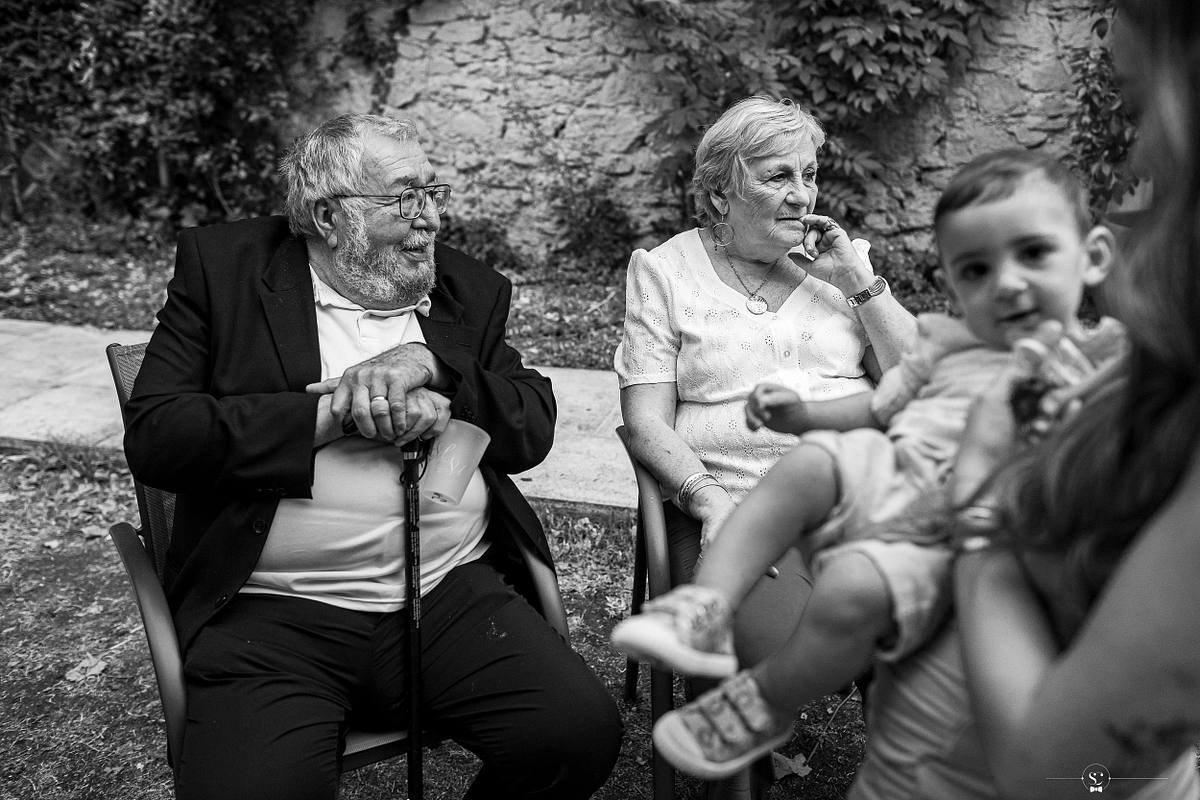 A&icirc;n&eacute;s et jeunes partageant un moment convivial lors d'un mariage, photographi&eacute; par S&eacute;bastien Clavel, capturant l'essence des c&eacute;l&eacute;brations familiales &agrave; N&icirc;mes