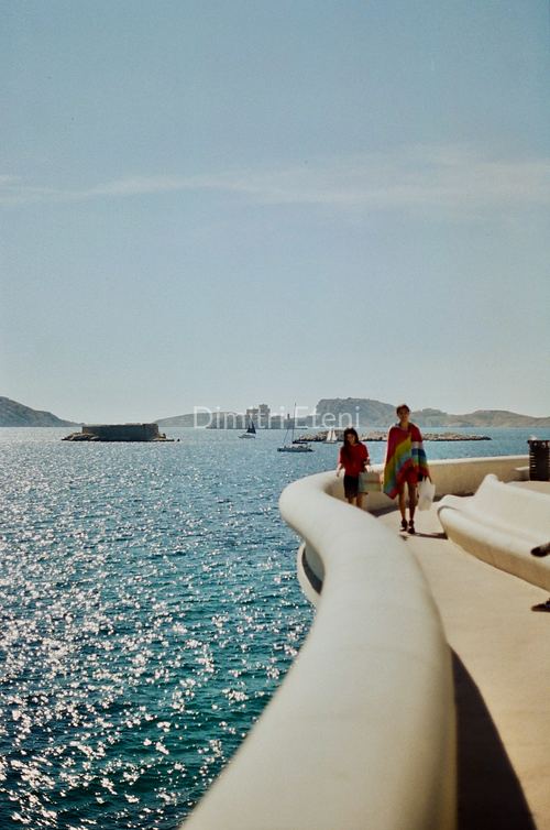 Photographie argentique de la Corniche Kennedy à Marseille, avec la Méditerranée et les îles du Frioul en arrière-plan, par Dimitri Eteni