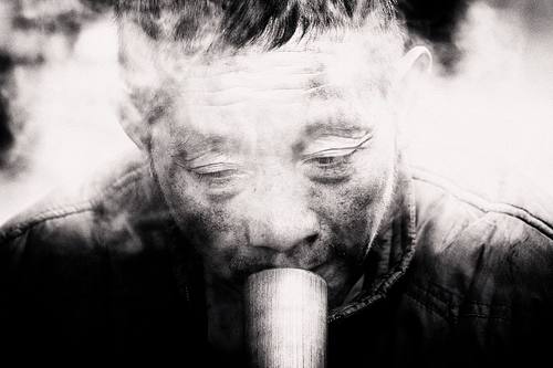 Portrait d'un homme pris en photo de rue à Sapa au Vietnam