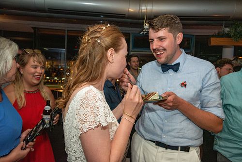 Ungezwungener Moment während der Hochzeit