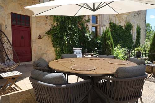Salon de jardin et terrasse du Château de Saint-Chamarand, détente en plein air dans le Lot