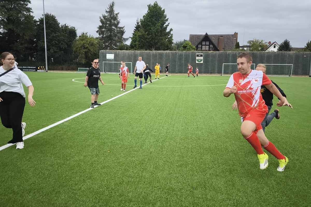 Spaßiges Aufwärmen mit dem Spiel Kettenfangen