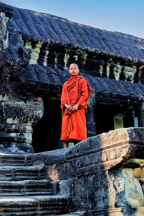 Portrait d'un jeune bonze dans le temple d'Angkor au Cambodge
