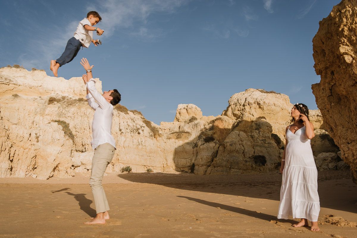 Sessao fotografica de familia no Algarve - crianca a brincar na praia