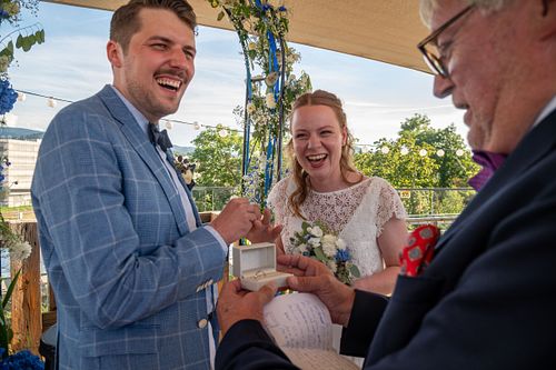 Brautpaar lacht während der Hochzeitsfeier