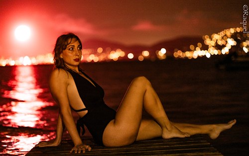 Portrait artistique de nuit sur un ponton face à la Méditerranée à Giens près de Hyères