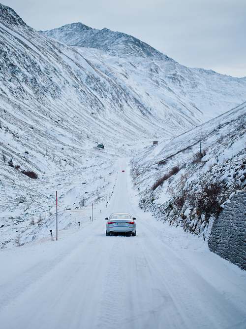 Mercedes Benz S-Klasse im verschneiten Gebirge.