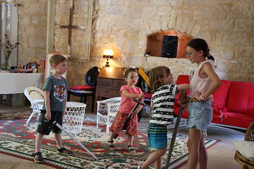 Quand on privatise le Château de Saint-Chamarand , les enfants trouvent toujours de la place pour courir, jouer, inventer. Les adultes soufflent. Tout le monde est bien.