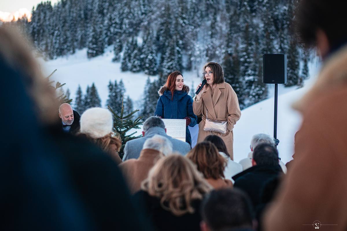 C&eacute;r&eacute;monie La&iuml;que sous la neige devant le Mont Blanc. Mariage Les Rhodos La Clusaz Sebastien Clavel Photographe Mariage Lyon